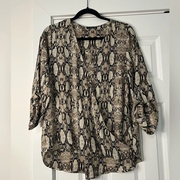 🐍 High/Low Blouse 🐍 - Picture 2 of 6